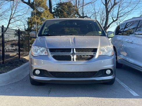 Used 2019 Dodge Grand Caravan SXT image 2