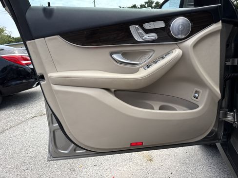 Used 2020 Mercedes-Benz GLC 300 w/ Parking Assistance Package image 35