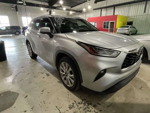 Used 2021 Toyota Highlander Limited FWD image 1