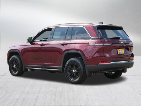 Used 2025 Jeep Grand Cherokee Laredo w/ Luxury Tech Group I AWD/4WD image 5