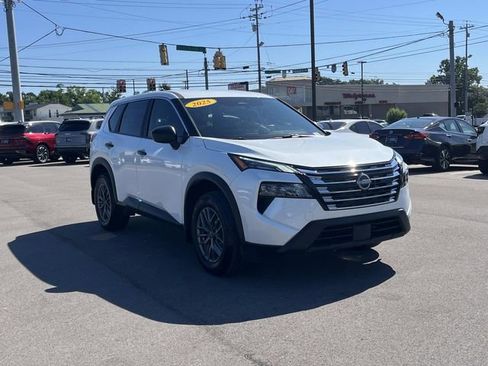 Used 2025 Nissan Rogue S FWD image 3