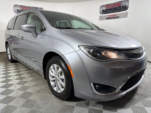 Used 2018 Chrysler Pacifica Touring-L image 1