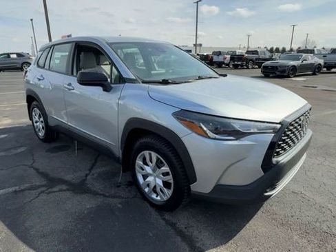 Used 2022 Toyota Corolla Cross L image 2