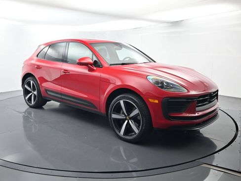 Certified 2025 Porsche Macan AWD/4WD image 17