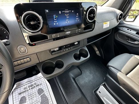 Used 2025 Mercedes-Benz Sprinter 2500 image 27