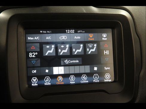 Used 2018 Jeep Renegade Latitude w/ Cold Weather Group image 11