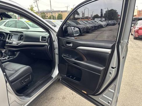 Used 2017 Toyota Highlander XLE w/ Carpet Mat Package AWD/4WD image 24