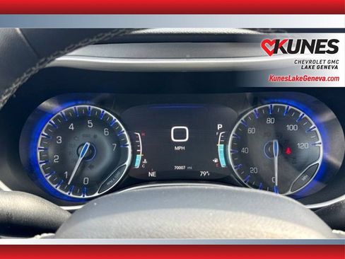 Used 2023 Chrysler Pacifica Touring-L FWD image 4