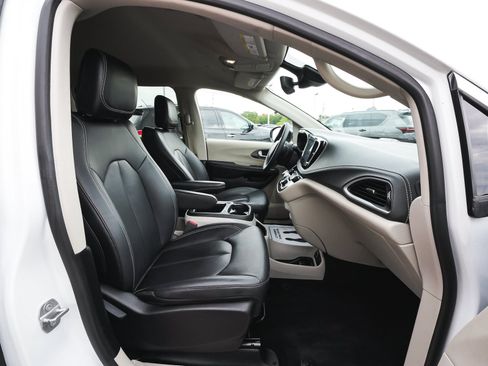 Used 2024 Chrysler Pacifica Limited FWD image 43