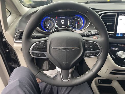 Used 2024 Chrysler Pacifica Touring-L image 54