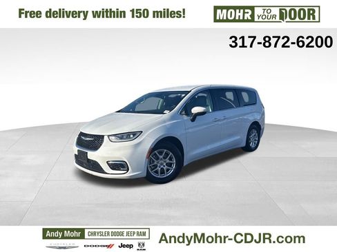 Used 2023 Chrysler Pacifica Touring-L image 3