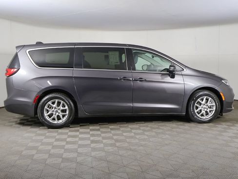 Used 2023 Chrysler Pacifica Touring-L FWD image 18