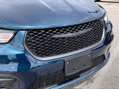 Used 2025 Chrysler Pacifica Limited FWD image 30