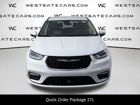 Used 2023 Chrysler Pacifica Touring-L FWD image 2
