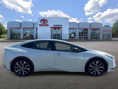 Used 2023 Toyota Prius Prime FWD image 3