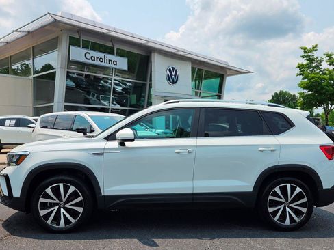 Certified 2022 Volkswagen Taos SE w/ Panoramic Sunroof Package AWD/4WD image 2