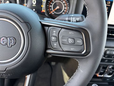 Used 2025 Jeep Gladiator Sport AWD/4WD image 26