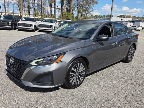 Used 2025 Nissan Altima 2.5 SV image 3
