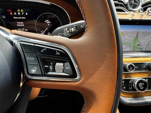 Used 2023 Bentley Bentayga Extended Wheelbase image 32