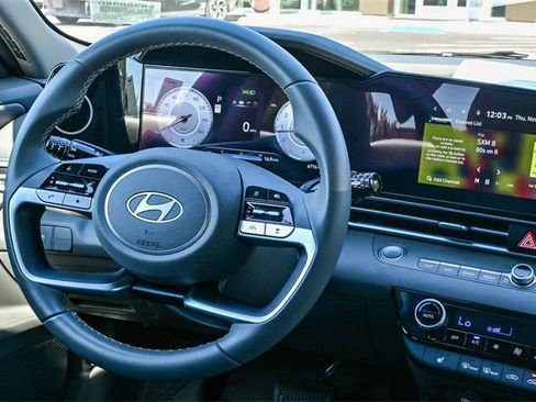 Certified 2025 Hyundai Elantra SEL image 17