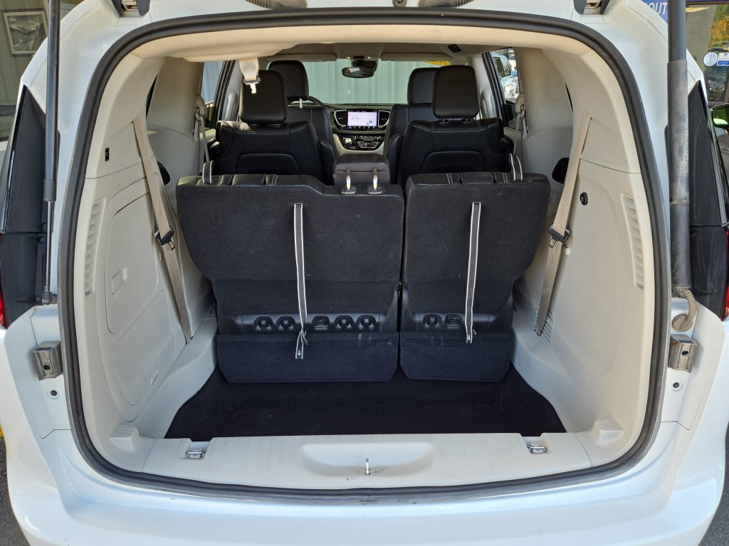 Used 2023 Chrysler Pacifica Touring-L FWD image 29