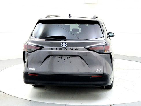 Used 2024 Toyota Sienna XLE image 5