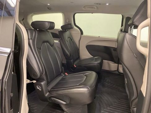 Used 2023 Chrysler Pacifica Touring-L FWD image 27