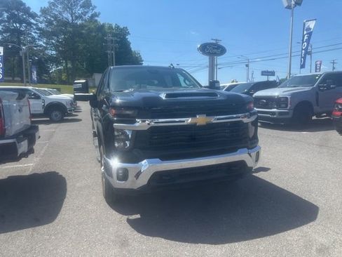 Used 2024 Chevrolet Silverado 2500 LT w/ Convenience Package AWD/4WD image 2