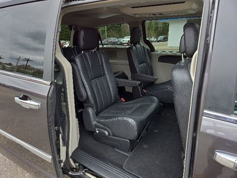 Used 2016 Chrysler Town & Country Touring-L FWD image 49