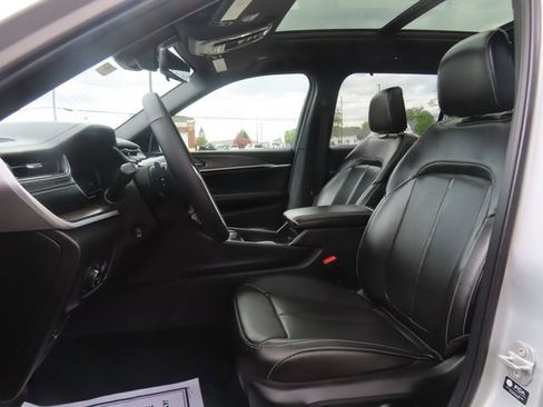 Used 2025 Jeep Grand Cherokee L Limited w/ Luxury Tech Group II AWD/4WD image 20