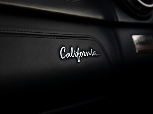 Used 2010 Ferrari California RWD image 5