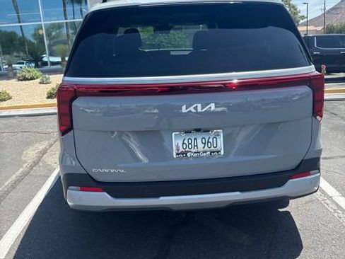 Used 2025 Kia Carnival EX FWD image 21