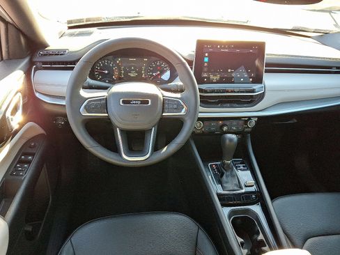 Used 2024 Jeep Compass Limited image 11