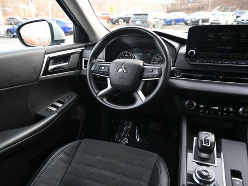 Used 2023 Mitsubishi Outlander SE image 11