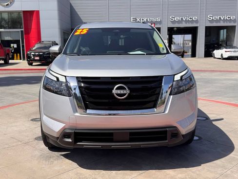Certified 2025 Nissan Pathfinder SV FWD image 3