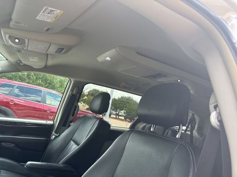 Used 2014 Chrysler Town & Country Touring FWD image 6