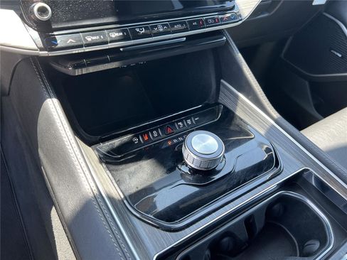 Used 2024 Jeep Wagoneer L Series II RWD image 11
