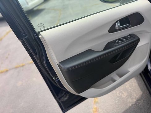 Used 2018 Chrysler Pacifica LX FWD image 11