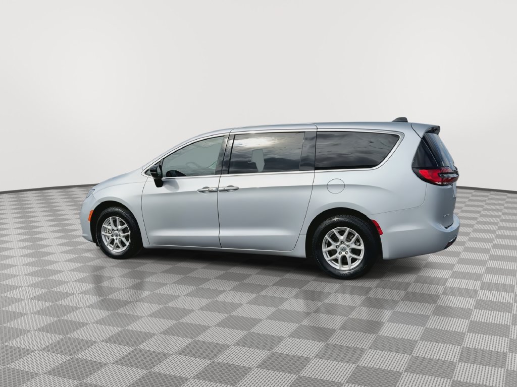 Used 2024 Chrysler Pacifica Touring-L FWD image 6