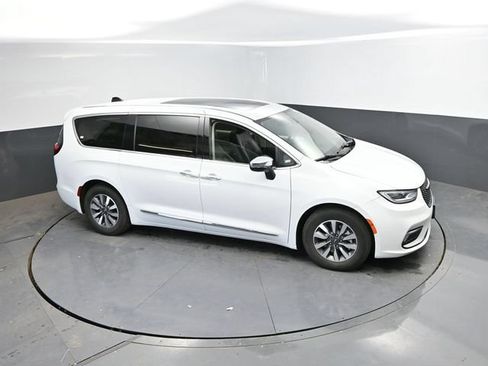 Used 2023 Chrysler Pacifica Limited FWD image 40
