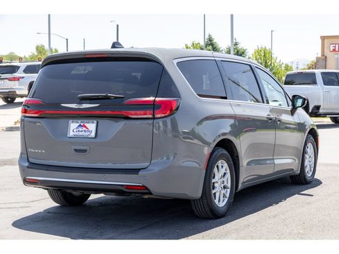 Used 2024 Chrysler Pacifica Touring FWD image 3