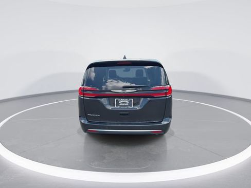 Used 2023 Chrysler Pacifica Touring-L FWD image 7