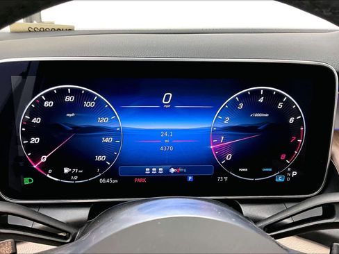 Used 2025 Mercedes-Benz GLC 300 4MATIC image 24