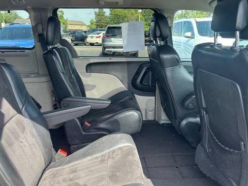 Used 2014 Chrysler Town & Country Touring-L FWD image 16