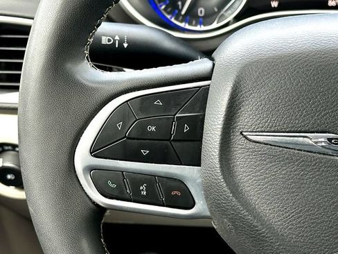 Used 2024 Chrysler Pacifica Touring-L FWD image 22