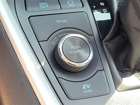 Used 2025 Toyota RAV4 XLE image 30