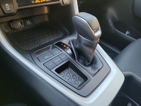 Used 2025 Toyota RAV4 XLE Premium image 22