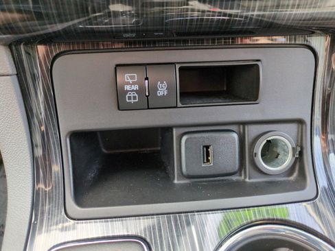 Used 2017 Chevrolet Traverse LT FWD image 29
