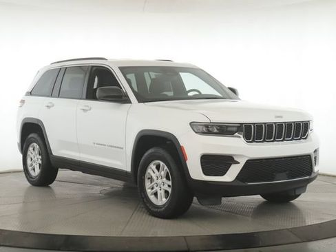 Used 2024 Jeep Grand Cherokee Laredo image 2