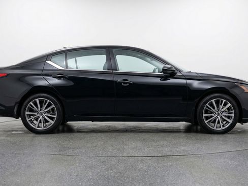 Used 2025 Nissan Altima 2.5 SV image 11